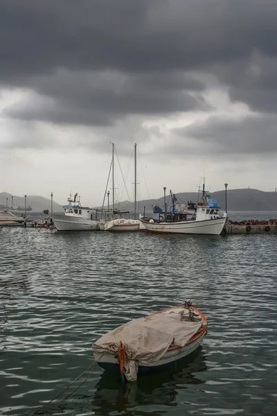 Рибальські човни в дощовий день — стокове фото