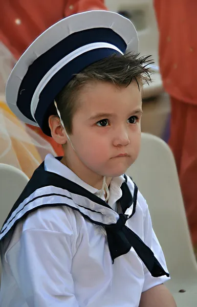 Niño con ropa azul marino — Foto de Stock