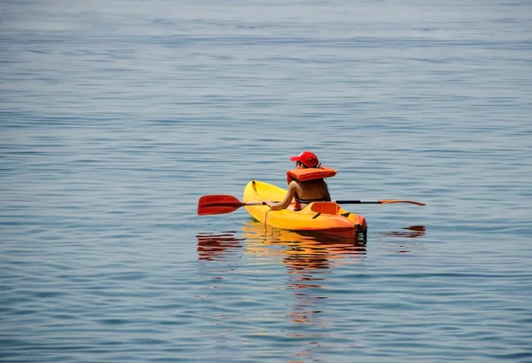 Kid kayak primeras lecciones — Foto de Stock