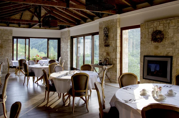 Innenraum Des Restaurants Mit Holzmöbeln Steinmauern Und Fenstern Mit Blick — Stockfoto