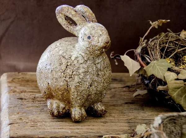 Décoration avec des fleurs, et un drôle, gras, lapin — Photo