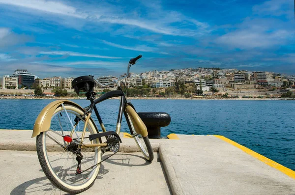 Vintage Στυλ Ποδήλατο Στέκεται Στην Προβλήτα Της Μαρίνας Ζέας Απέναντι — Φωτογραφία Αρχείου