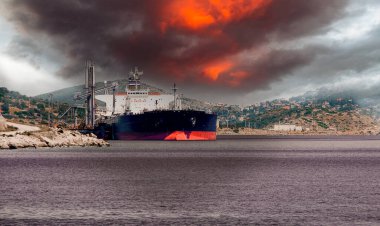 Revithousa 'daki sıvılaştırılmış doğalgaz terminalinde tanker..