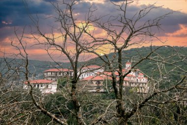 Kernitsis Manastırı, Nympassia 'nın 2 km kuzeyinde ve Vitina köyünün 6 km kuzeyinde. Arcadia, Kernitsa, Yunanistan.