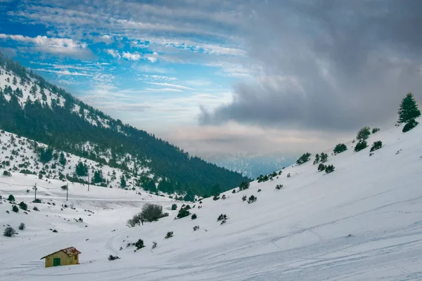 雪の山 ギリシャのアルカディアのメナロ山 — ストック写真