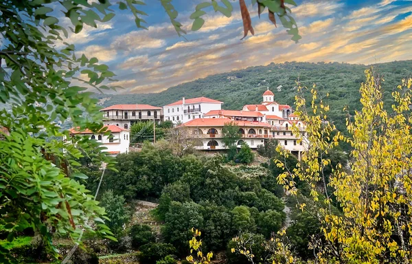 ケルニツィス修道院はニンパサの北2キロとヴィティナ村の6です アルカディア ケルニツァ ギリシャ — ストック写真
