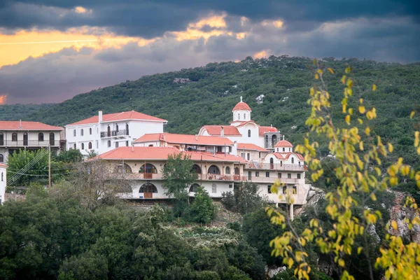 ケルニツィス修道院はニンパサの北2キロとヴィティナ村の6です アルカディア ケルニツァ ギリシャ — ストック写真