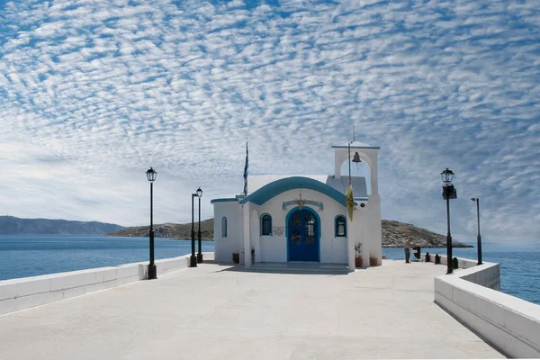 Grekiska Vita Kapell Över Havet Och Liten Vik Dramatisk Himmel — Stockfoto