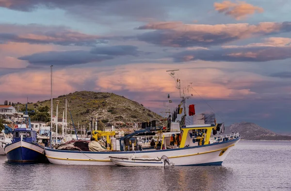 Rybářské Lodě Vlečnými Sítěmi Malém Přístavu Městě Pachi Megara Řecko — Stock fotografie