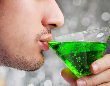 adam içki yeşil alkol kokteyli