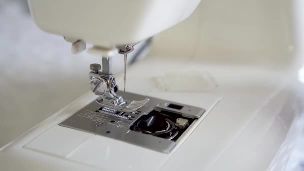 Příprava šicího stroje na práci. Zavřít pohled. — Stock video