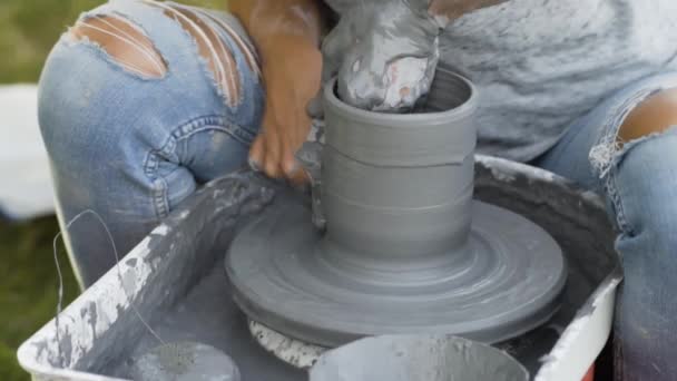 Pembuatan keramik-keramik. Wanita yang bekerja dengan tanah liat pada roda tembikar. — Stok Video