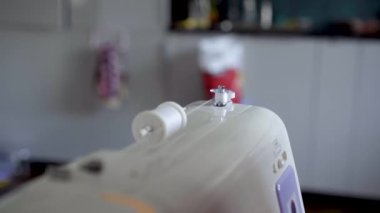 Dikiş makinesini işe hazırlıyorum. Görüntüyü kapat.