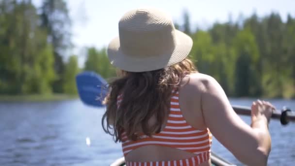 Belle jeune femme kayak sur le lac. Une fille ramant sur un kayak sur la rivière. Randonnée sportive, rafting dans la nature — Video