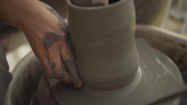 La fabricación de cerámica. Mujer trabajando con arcilla en la rueda de cerámica. — Vídeos de Stock