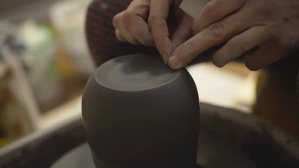 Produkcja ceramiki. Kobieta pracująca z gliny na kole ceramiki. — Wideo stockowe