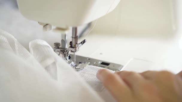 O homem cose numa máquina de costura. Designer sentado e costura. Dressmaker trabalhando na máquina de costura. Conceito de produção de vestuário — Vídeo de Stock