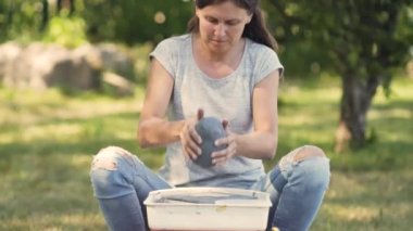 Seramik üretimi. Çömlek çarkında çamurla çalışan kadın.