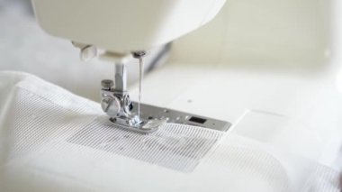 İşyerinde terzi. Beyaz ağ kumaşı. Görüntüyü kapat.