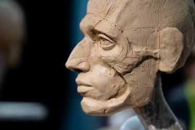 Ekorşi yaratma süreci. Heykeltıraş çalışıyor..