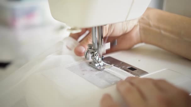 El hombre cose en una máquina de coser. Dressmaker trabajando. Concepto de producción de ropa — Vídeos de Stock