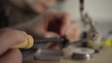 Babası küçük oğluna evde elektronik lensleri lehimlemeyi öğretiyor..