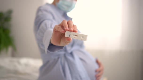正在做检查的孕妇手指头闭合进行表达抗原包埋试验，阳性结果 — 图库视频影像