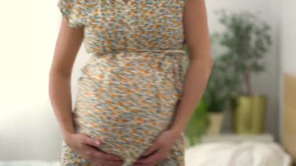 A cute pregnant woman dansing. Cheerful pregnancy and positive attitude. — Stock Video