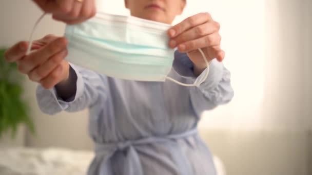 A mulher grávida usa máscara médica para proteger contra uma infecção viral. Cuidados de saúde durante a gravidez — Vídeo de Stock