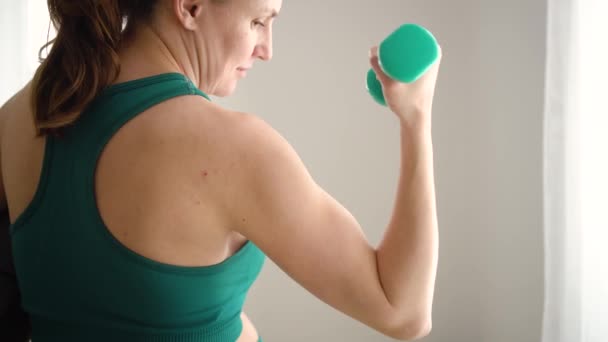 Ciężarna kobieta ćwiczy z hantlami. Zdrowy tryb życia w czasie ciąży. Działalność sportowa — Wideo stockowe