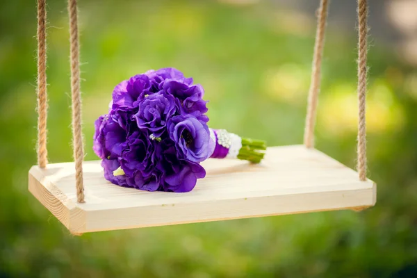 Krásná kytice fialová sadebny na houpačce — Stock fotografie