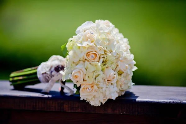 Violette Hochzeitsschuhe Brautstrauß — Stockfoto