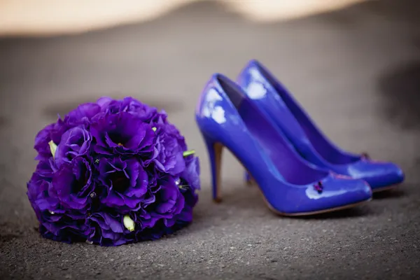 Conjunto violeta de sapatos de casamento buquê de casamento — Fotografia de Stock