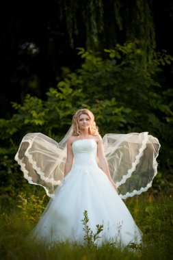 güzel gelin şirin görülen elbisesini oynadı