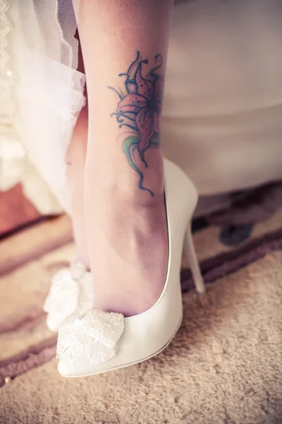 Красивая нога с татуировкой — стоковое фото