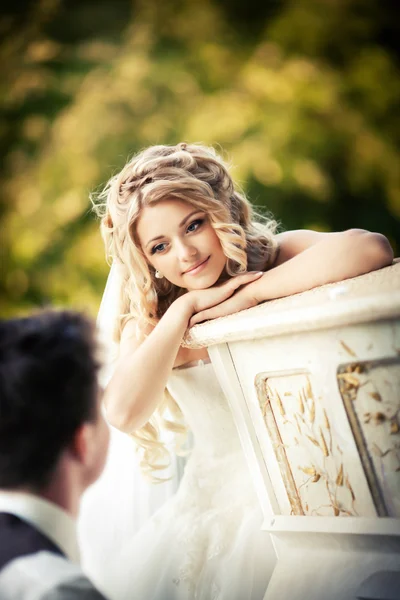 La sposa su uno sfondo di natura — Foto Stock