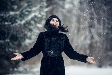güzel kız karlı bir ormanda ayakta