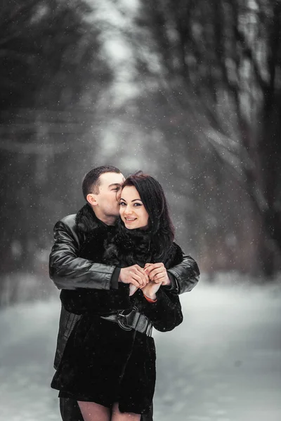 Coppia innamorata che si bacia nella foresta invernale — Foto Stock