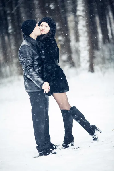 Pareja enamorada besándose en el bosque de invierno — Foto de Stock