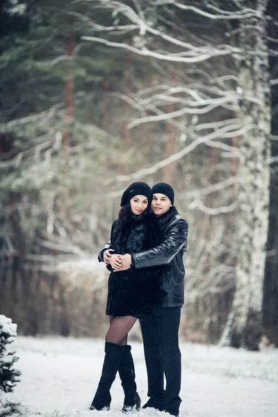 热恋中在冬季森林接吻的情侣 — 图库照片
