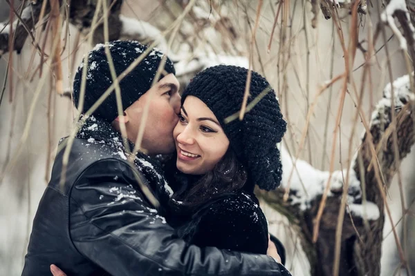 Paar verliefd zoenen in het winter forest — Stockfoto