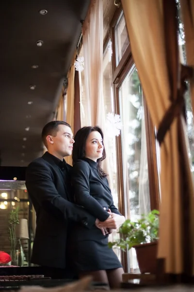 Vackra unga par i kärlek krama i restaurang — Stockfoto