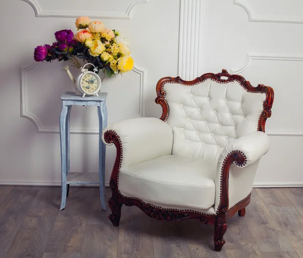 Clock, chair and bouquet of flowers — Stock Photo, Image