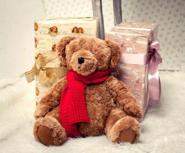 Cute toy bear with gift — Stock Photo, Image