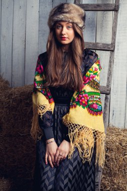 moda fotoğrafçılığı bir mendil ve kürk şapka