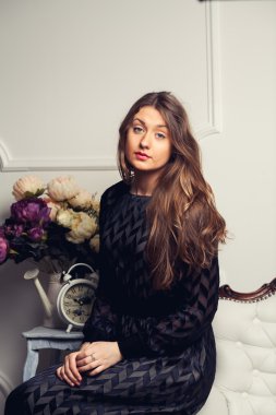 çekici kız güzel bir beyaz sandalye