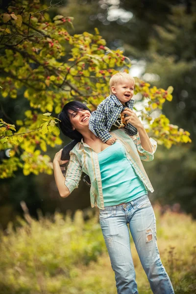 Maman a jeté bébé dans ses bras — Photo