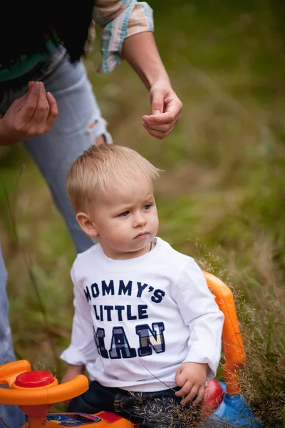 Boy looking away, my mother cares for her son — Stock Photo, Image