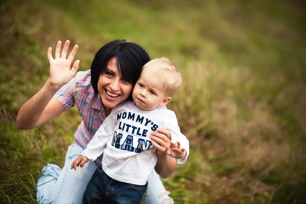 Moeder en zoon zwaaien zijn hand alle — Stockfoto