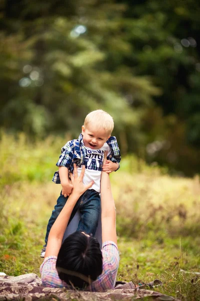 Mamma e figlio giocato sulla natura — Foto Stock